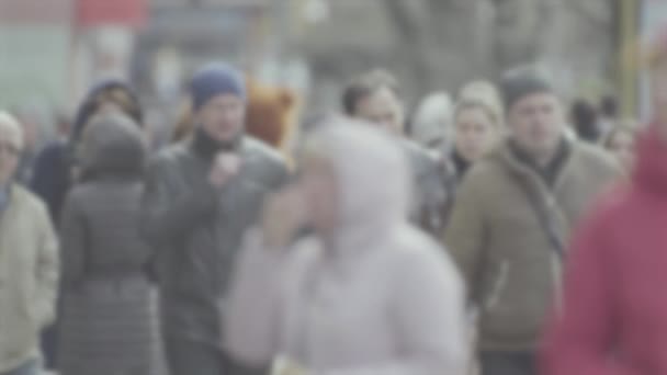 La vie en ville : silhouettes de personnes marchant dans la foule, ralenti — Video