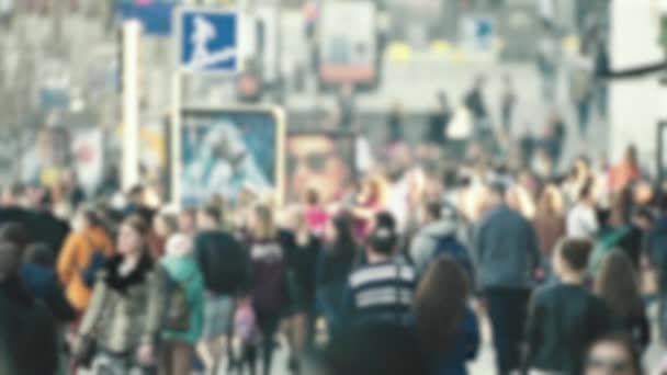 La vida en la ciudad: siluetas de gente caminando en una multitud, cámara lenta — Vídeos de Stock