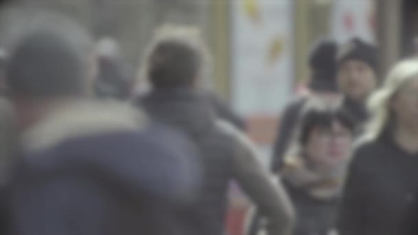 La vie en ville : silhouettes de personnes marchant dans la foule, ralenti — Video