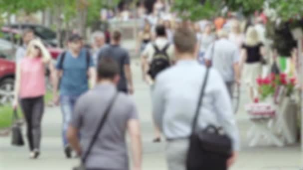 Livet i staden: silhuetter av människor som går i en folkmassa, slow motion — Stockvideo