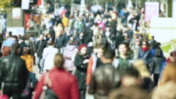 La vie en ville : silhouettes de personnes marchant dans la foule, ralenti — Video