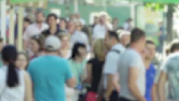 La vie en ville : silhouettes de personnes marchant dans la foule, ralenti — Video