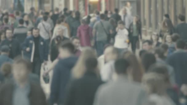 도시에서의 생활: 느린 동작으로 군중 속에서 걷는 사람들의 실루엣 — 비디오