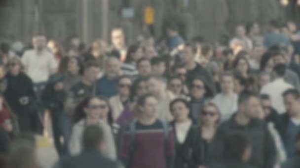 La vida en la ciudad: siluetas de gente caminando en una multitud, cámara lenta — Vídeos de Stock