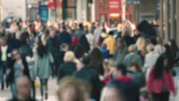 Život ve městě: siluety lidí kráčejících v davu, zpomalený pohyb — Stock video