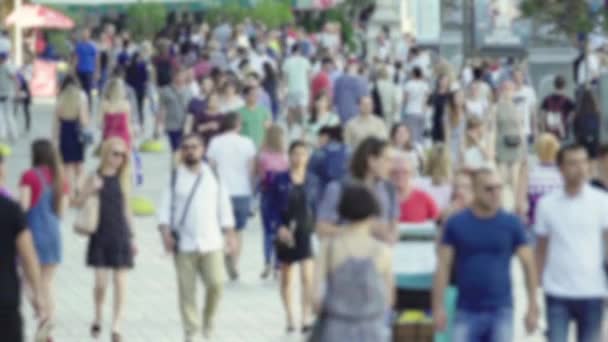 Life in the city : silhouettes of people walking in a crowd, slow motion — Stock Video