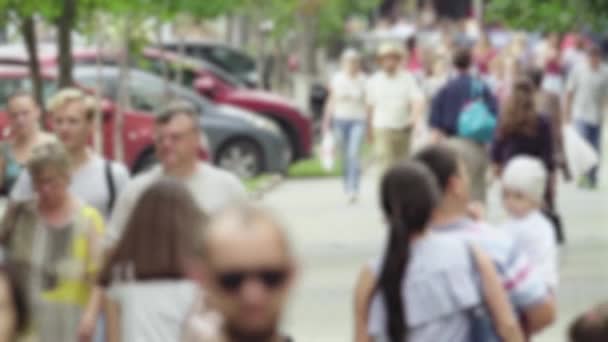 Vida na cidade: silhuetas de pessoas andando em uma multidão, câmera lenta — Vídeo de Stock