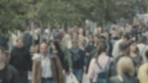 La vie en ville : silhouettes de personnes marchant dans la foule, ralenti — Video