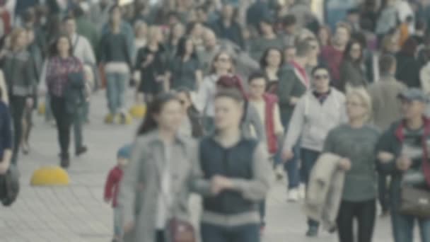 Şehirdeki hayat: insanların siluetleri kalabalıkta yürüyor, ağır çekimde. — Stok video