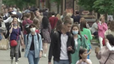 Büyük bir şehrin sokaklarındaki kalabalık, ağır çekim.