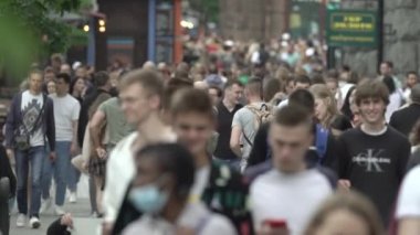 Büyük bir şehrin sokaklarındaki kalabalık, ağır çekim.