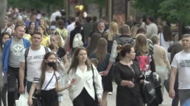 Büyük bir şehrin sokaklarındaki kalabalık, ağır çekim.