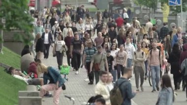 Büyük bir şehrin sokaklarındaki kalabalık, ağır çekim.