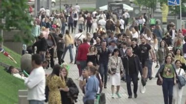 Büyük bir şehrin sokaklarındaki kalabalık, ağır çekim.