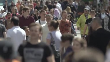 Büyük bir şehrin sokaklarındaki kalabalık, ağır çekim.