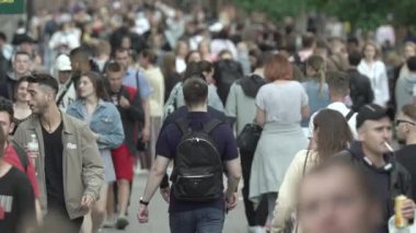 Büyük bir şehrin sokaklarındaki kalabalık, ağır çekim.