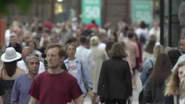 Büyük bir şehrin sokaklarındaki kalabalık, ağır çekim.