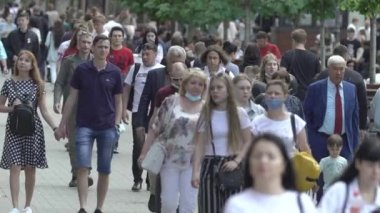 Büyük bir şehrin sokaklarındaki kalabalık, ağır çekim.