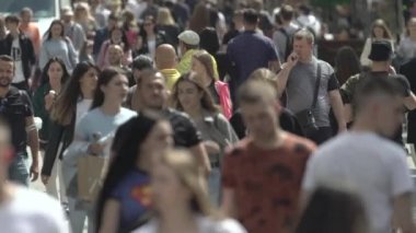 Büyük bir şehrin sokaklarındaki kalabalık, ağır çekim.