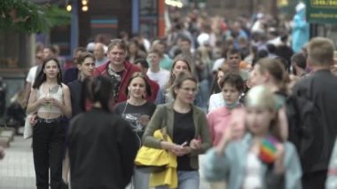 Büyük bir şehrin sokaklarındaki kalabalık, ağır çekim.