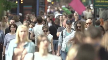 Büyük bir şehrin sokaklarındaki kalabalık, ağır çekim.