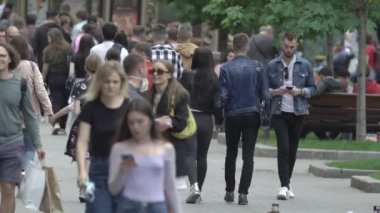 Büyük bir şehrin sokaklarındaki kalabalık, ağır çekim.