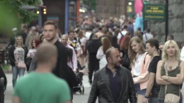 Büyük bir şehrin sokaklarındaki kalabalık, ağır çekim.