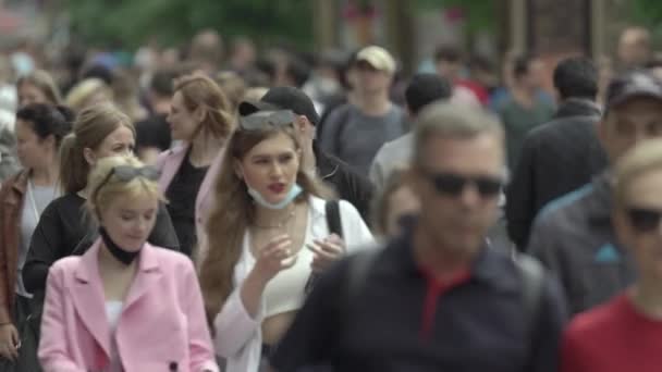 Uma multidão de pessoas na rua de uma cidade grande, câmera lenta — Vídeo de Stock