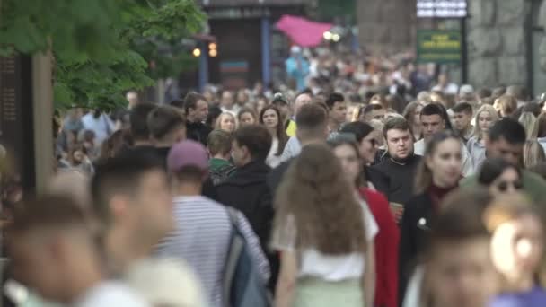 Толпа людей на улице большого города, замедленная съемка — стоковое видео