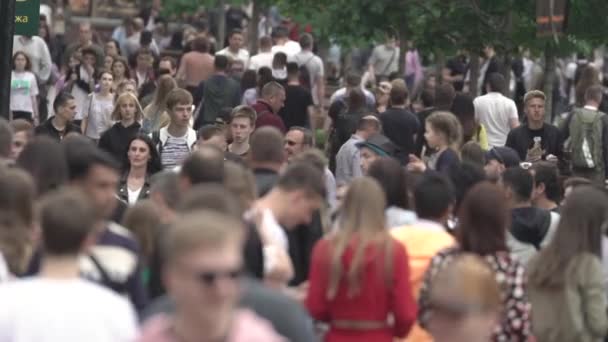 Una multitud de personas en la calle de una gran ciudad, en cámara lenta — Vídeo de stock