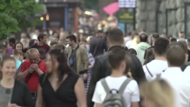 Kerumunan orang di jalan kota besar, gerakan lambat — Stok Video