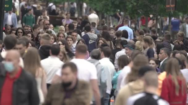 Büyük bir şehrin sokaklarındaki kalabalık, ağır çekim. — Stok video