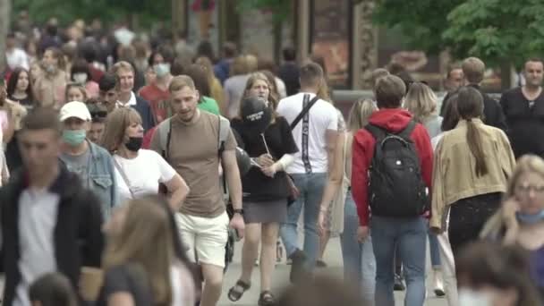 Una multitud de personas en la calle de una gran ciudad, en cámara lenta — Vídeo de stock