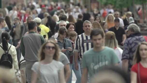 Натовп людей на вулиці великого міста, повільно рухаючись. — стокове відео