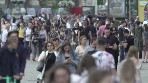 Tłum ludzi na ulicy wielkiego miasta, w zwolnionym tempie — Wideo stockowe