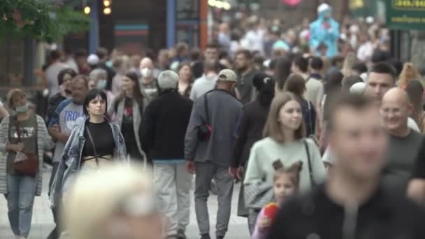 Emberek tömege egy nagyváros utcáin, lassított felvétel. — Stock videók