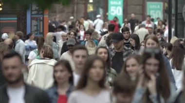 Büyük bir şehrin sokaklarındaki kalabalık, ağır çekim.