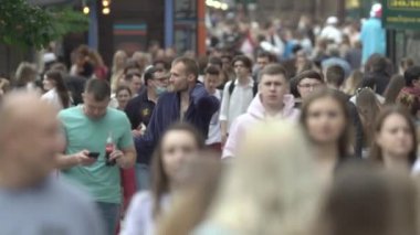 Büyük bir şehrin sokaklarındaki kalabalık, ağır çekim.