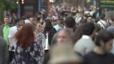 Büyük bir şehrin sokaklarındaki kalabalık, ağır çekim.