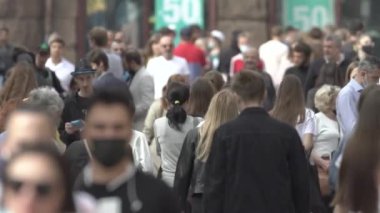 Büyük bir şehrin sokaklarındaki kalabalık, ağır çekim.