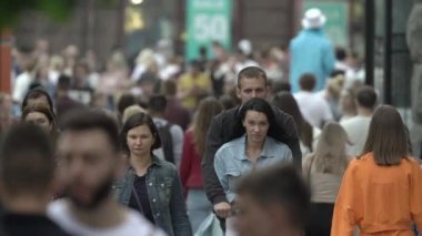 Büyük bir şehrin sokaklarındaki kalabalık, ağır çekim.