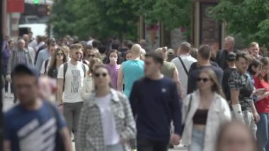 Büyük bir şehrin sokaklarındaki kalabalık, ağır çekim.