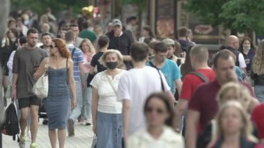 Büyük bir şehrin sokaklarındaki kalabalık, ağır çekim.