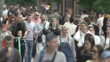 Büyük bir şehrin sokaklarındaki kalabalık, ağır çekim.