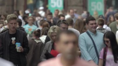 Büyük bir şehrin sokaklarındaki kalabalık, ağır çekim.
