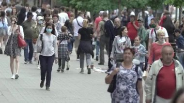 Büyük bir şehrin sokaklarındaki kalabalık, ağır çekim.