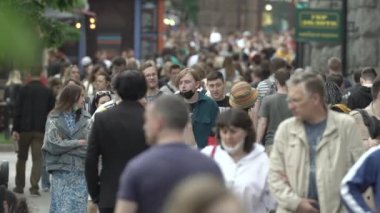 Büyük bir şehrin sokaklarındaki kalabalık, ağır çekim.