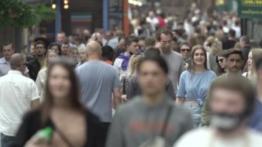 Büyük bir şehrin sokaklarındaki kalabalık, ağır çekim.