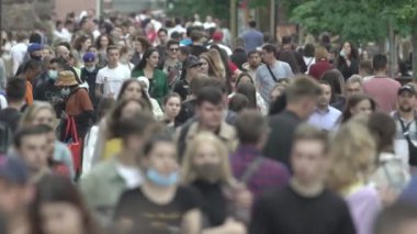 Büyük bir şehrin sokaklarındaki kalabalık, ağır çekim.