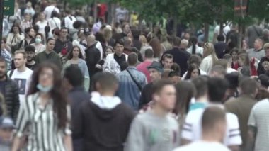 Büyük bir şehrin sokaklarındaki kalabalık, ağır çekim.